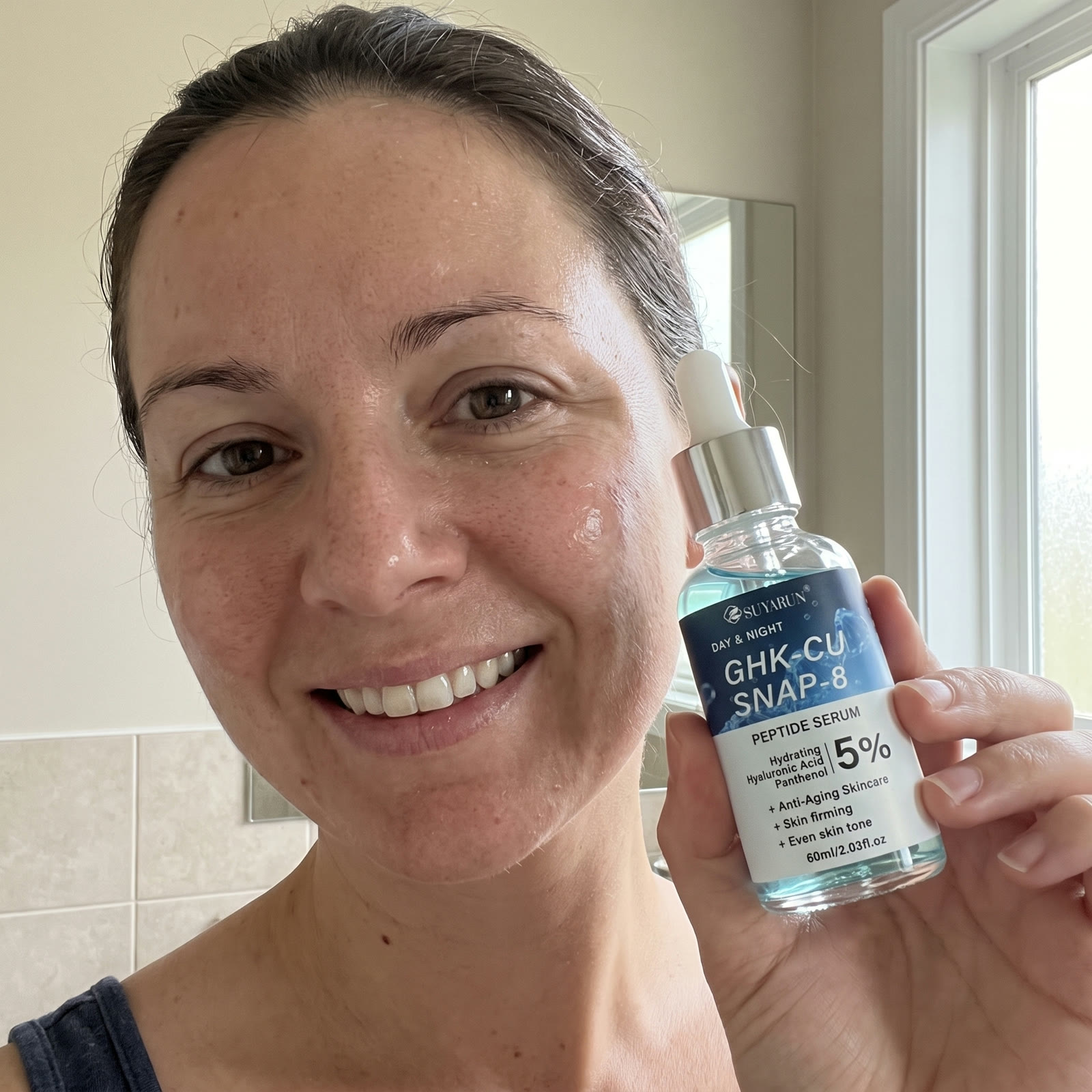 Customer-style photo with the SUYARUN serum bottle